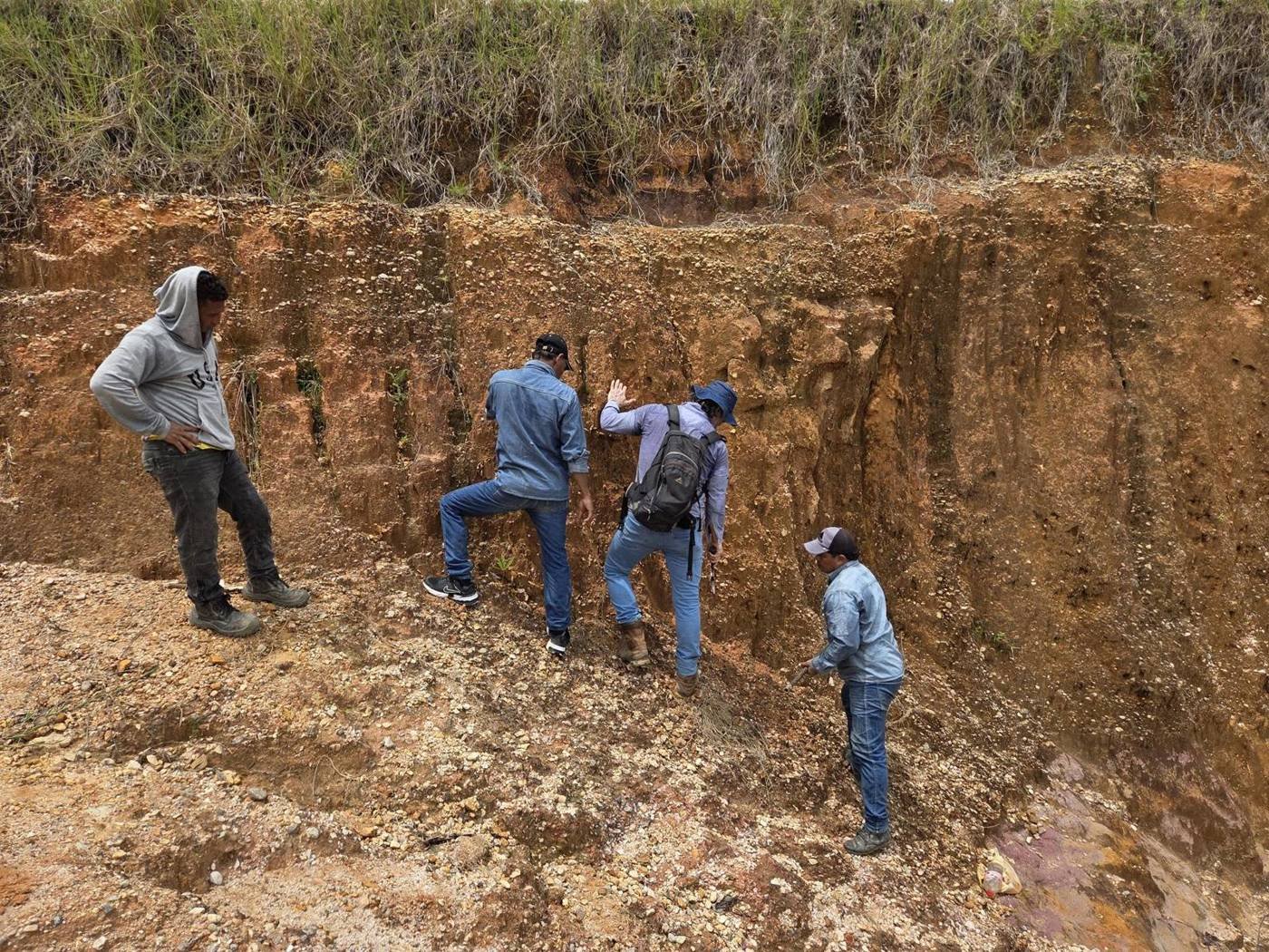 Profesionales revisando un frente de trabajo en una mina a cielo abierto en Antioquia