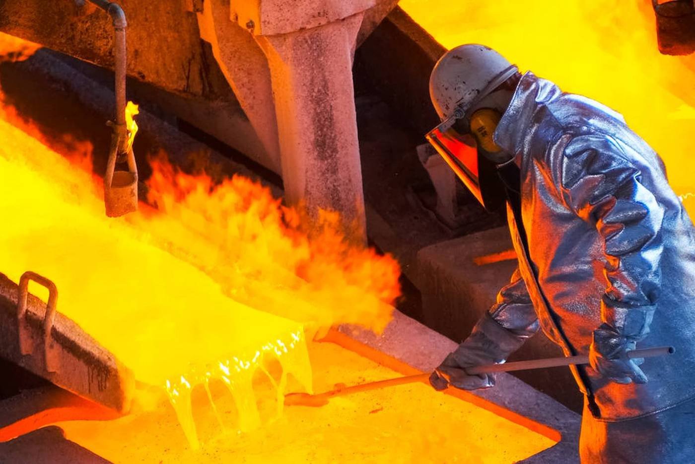 Trabajador con traje aluminizado en una operación de metal fundido