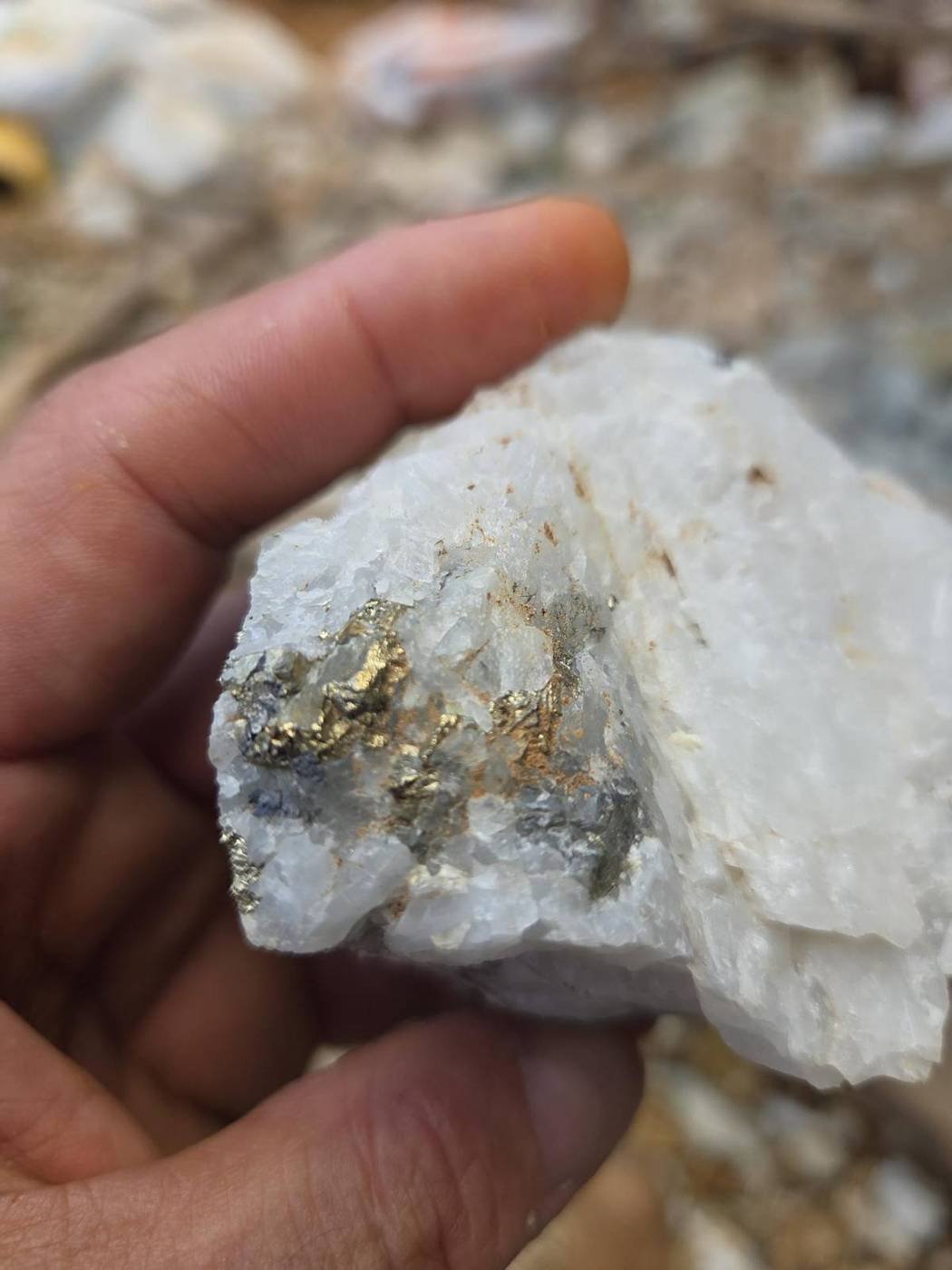 Muestra de mineral sostenida en la mano