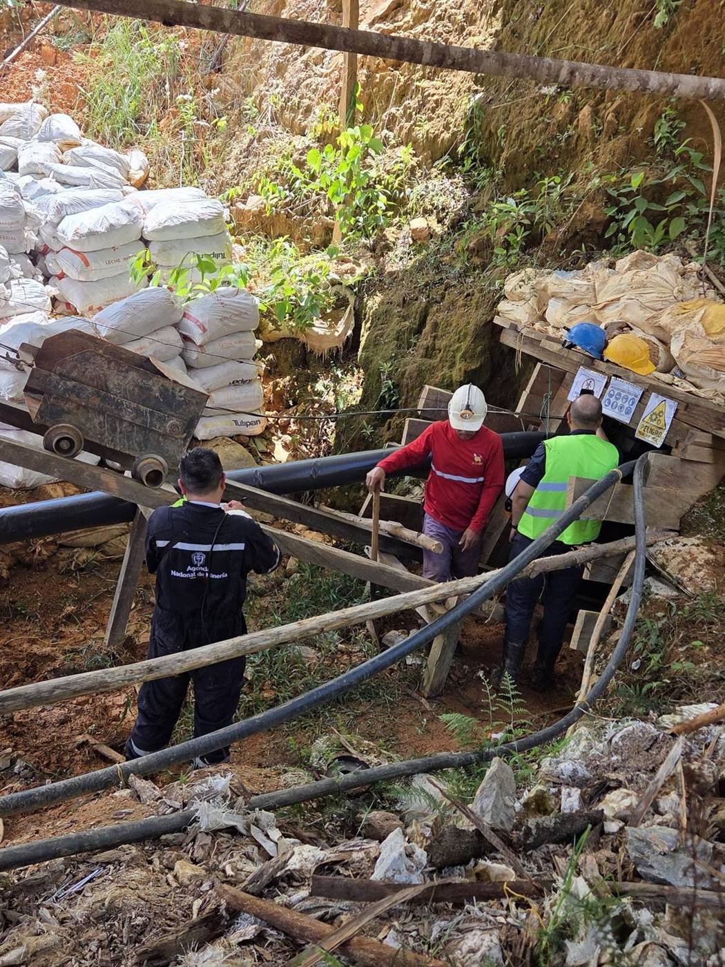 Trabajadores con elementos de protección personal en una operación minera