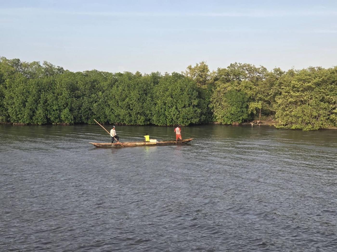 Pobladores navegando en canoa por un río de la región